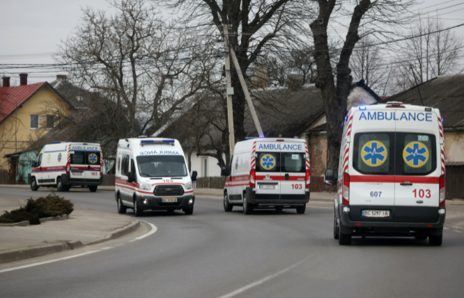 Theo hãng tin Reuters, bảy xe cứu thương đã được nhìn thấy đang lái xe về phía căn cứ quân sự trên và 19 xe cứu thương khác đã được nhìn thấy đang lái ra khỏi căn cứ.