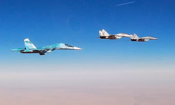 Các đơn vị MiG-29 của Syria từ tháng 1/2022 bắt đầu thực hiện các cuộc tuần tra chung với Không quân Nga và tổ chức các cuộc giao tranh mô phỏng, trong đó các máy bay Syria được huấn luyện tập trung vào không chiến và các máy bay phản lực của Nga chủ yếu tấn công các mục tiêu giả lập trên mặt đất. Nguồn ảnh: Foxt.