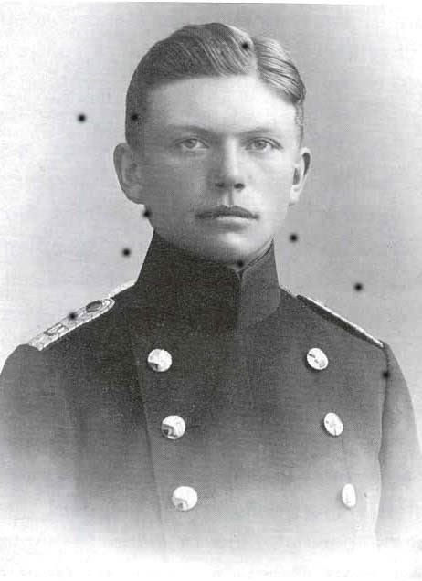 Heinz Guderian, sinh năm 1888 trong 1 gia đình quý tộc địa chủ ở khu vực phía Đông Đế quốc Đức (nơi mà ngày nay thuộc Ba Lan). Có bố là 1 sĩ quan khá "máu mặt", Guderian ngay từ nhỏ đã ước mơ được làm tướng lĩnh để nối gót sự nghiệp của cha.