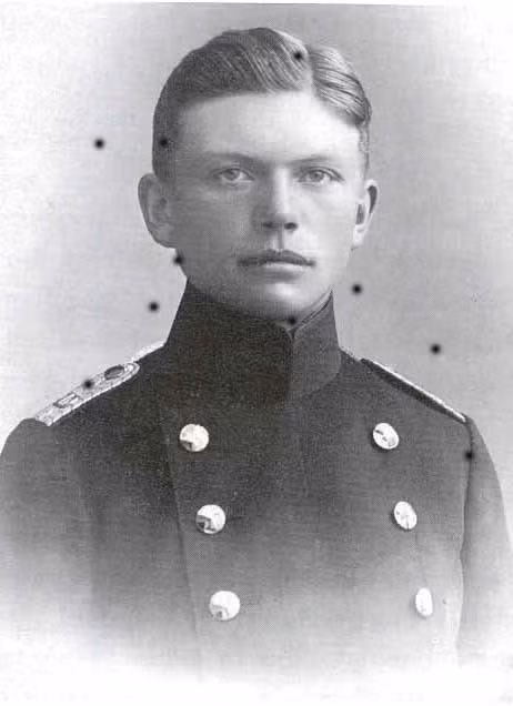 Heinz Guderian, sinh năm 1888 trong 1 gia đình quý tộc địa chủ ở khu vực phía Đông Đế quốc Đức (nơi mà ngày nay thuộc Ba Lan). Có bố là 1 sĩ quan khá "máu mặt", Guderian ngay từ nhỏ đã ước mơ được làm tướng lĩnh để nối gót sự nghiệp của cha.