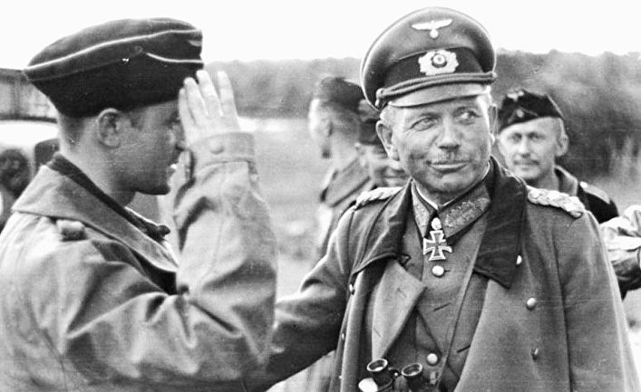 Cùng với số lượng binh sĩ thương vong ít đến bất ngờ, Guderian nhanh chóng khiến Hitler kinh ngạc và không nói nhiều, tặng ngay cho ông 1 Huân chương Thập tự Hiệp sĩ sau chiến dịch. Thu phục Ba Lan rồi, quân đội Đức Quốc Xã bắt đầu dòm ngó đến 1 mục tiêu vĩ đại hơn, đó là nước Pháp.