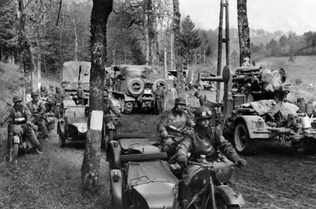 Ngày 10/5/1940, người Đức với đầy nhiệt huyết cùng khát vọng trả thù cho sự thua cuộc của Đế quốc Đức trong Đệ nhất Thế chiến, đã bắt đầu nổ súng tràn sang nước Pháp hoa lệ. Guderian lúc này được giao trọng trách quan trọng với mũi tiến công chính xuyên qua khu rừng Ardennes.