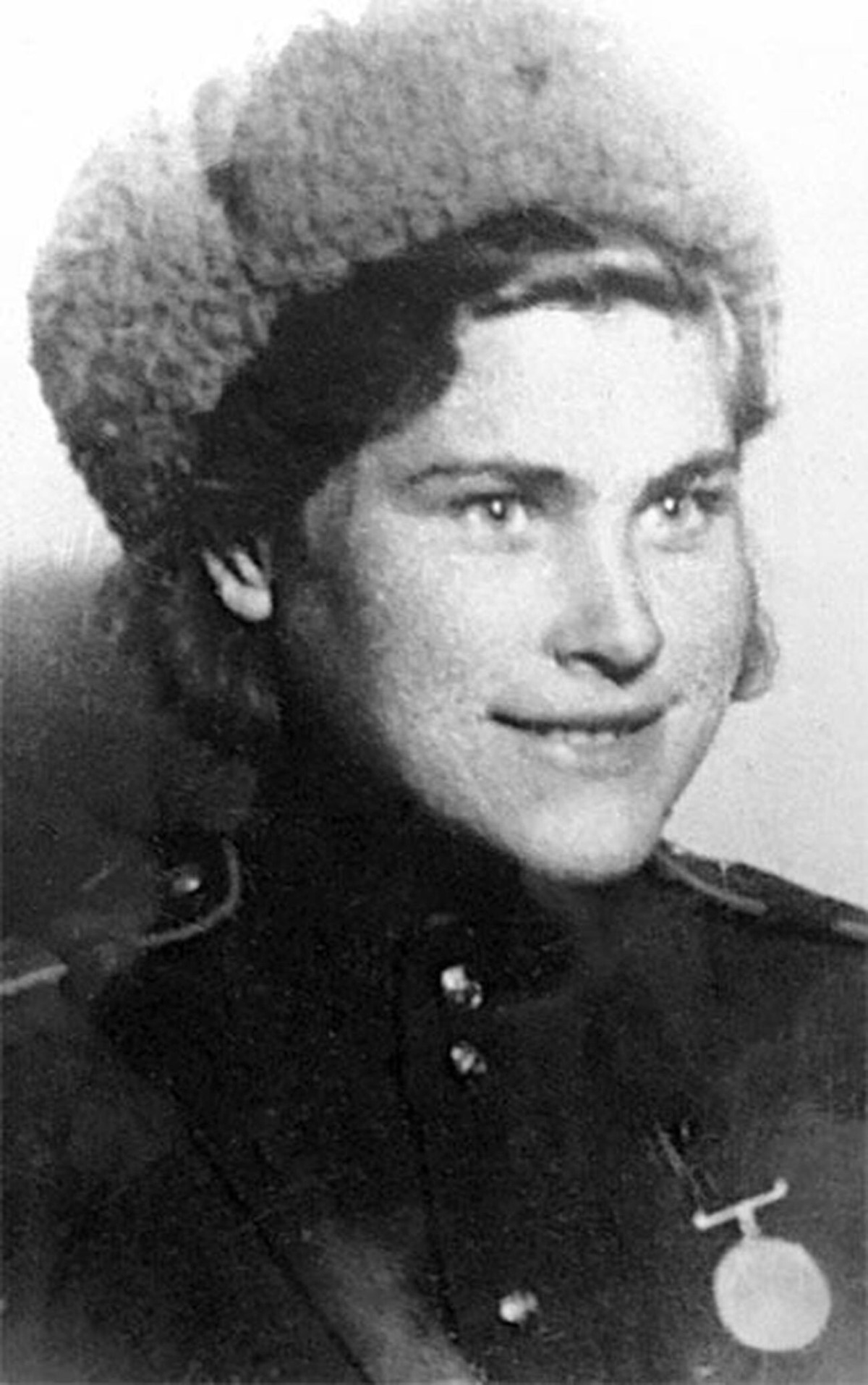 Trung úy Vệ binh Klavdiya Blinova đã hoàn thành hàng chục các nhiệm vụ trên không, cũng như bắn hạ ba máy bay thả bom trong thời gian phục vụ. Ngày 4/8/1943, máy bay của cô bị bắn hạ, cô đã nhảy dù và sau đó bị quân Đức bắt giữ. Trên đường áp giải, cô đã trốn thoát cùng một số tù binh chiến tranh và tới được lãnh thổ đồng minh. Cô đã góp mặt tại trận chiến quyết định ở Berlin. 