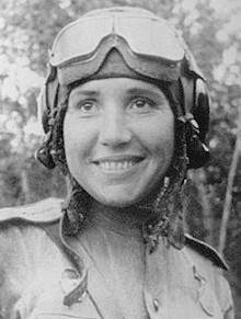 Trước khi hi sinh ngày 17/7/1943, Thiếu úy Antonina Lebedeva thuộc Trung đoàn Hàng không 65 đã bắn hạ ba máy bay địch. Cô được miêu tả là một người phụ nữ nhỏ nhắn, nhưng tự tin và tuân mệnh lệnh nhanh chóng, chính xác.