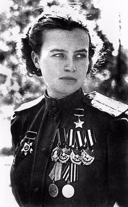 Trung úy Yekaterina Budanova thuộc Trung đoàn Tiêm kích 437, và là bạn thân của Lydia Litvyak. Trên chiếc Yak-1, cô đã tham chiến bảo vệ Stalingrad khỏi các cuộc chiến trên không. Cô đã bắn hạ một chiếc máy bay ném bom Messerschmitt Bf 110, đuổi theo và bắn hạ một chiếc Focke-Wulf Fw 189. Tiếp đó là việc đơn độc chống trả hai chiếc Messerschmitt Bf 109, gây tổn thất nặng nề tới hai chiếc máy bay Đức này. Cô đã bị bắn hạ và hy sinh ngày 19/7/1943.