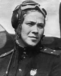 Ngày 39/3/1943, Raisa Surnachevskaya và Tamara Pamyatnykh, phi công thuộc Trung đoàn Hàng không 586 đã bắn hạ một chiếc máy bay do thám Đức tại Kursk. Tuy nhiên đằng sau chiếc máy bay này là một hạm đội máy bay ném bom.