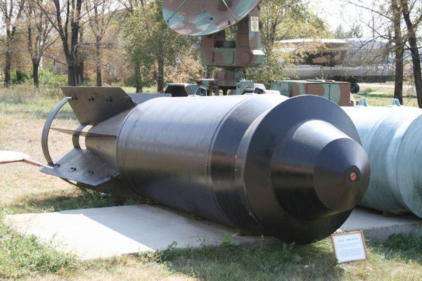 Hầu hết những quả bom khổng lồ này đều được sản xuất từ thời Liên Xô, chỉ riêng vẻ bề ngoài cũng đủ khiến nhiều người kinh ngạc, dưới vẻ ngoài nặng nề và thô kệch thường ẩn chứa một nguồn năng lượng rất lớn, đây cũng chính là “dấu hiệu” của vũ khí Liên Xô.