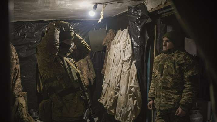 Ngoài ra, ở Mariupol còn rất nhiều các căn cứ ẩn nấp dưới lòng đất vùng Erdo có từ thời Liên Xô, được xây dựng theo tiêu chuẩn “ba phòng ngự” nên các đòn đánh thông thường không thể đe dọa đến tính mạng của binh lính Tiểu đoàn Azov.