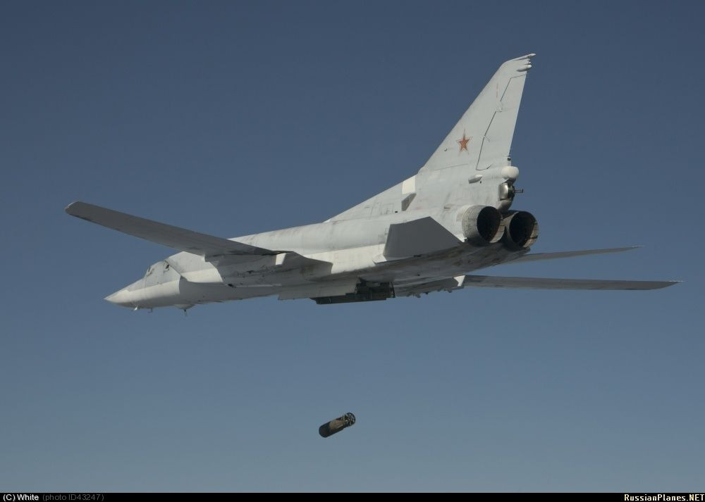 Ngay cả máy bay ném bom siêu thanh như Tu-22M3 cũng chỉ có thể mang 2 quả bom một lúc, nếu mang quá nhiều bom FAB-3000 thì máy bay sẽ rất khó cất cánh. Bán kính sát thương nguy hiểm của bom FAB-3000 vượt quá 46 mét và khu vực sát thương tiềm năng lên tới 6.600 mét vuông, sóng xung kích của quả bom có thể lên tới gần 100 mét.