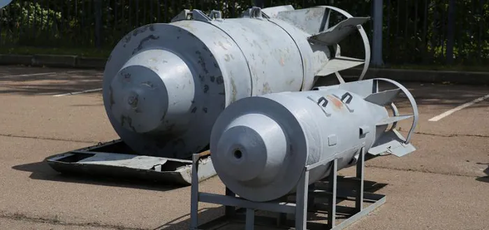 Tổng trọng lượng của bom FAB-3000 là 3 tấn và trọng lượng đầu đạn là 1,4 tấn. được mang bởi máy bay ném bom hạng nặng. Hiện tại không có máy bay chiến đấu nào có thể mang loại bom này.