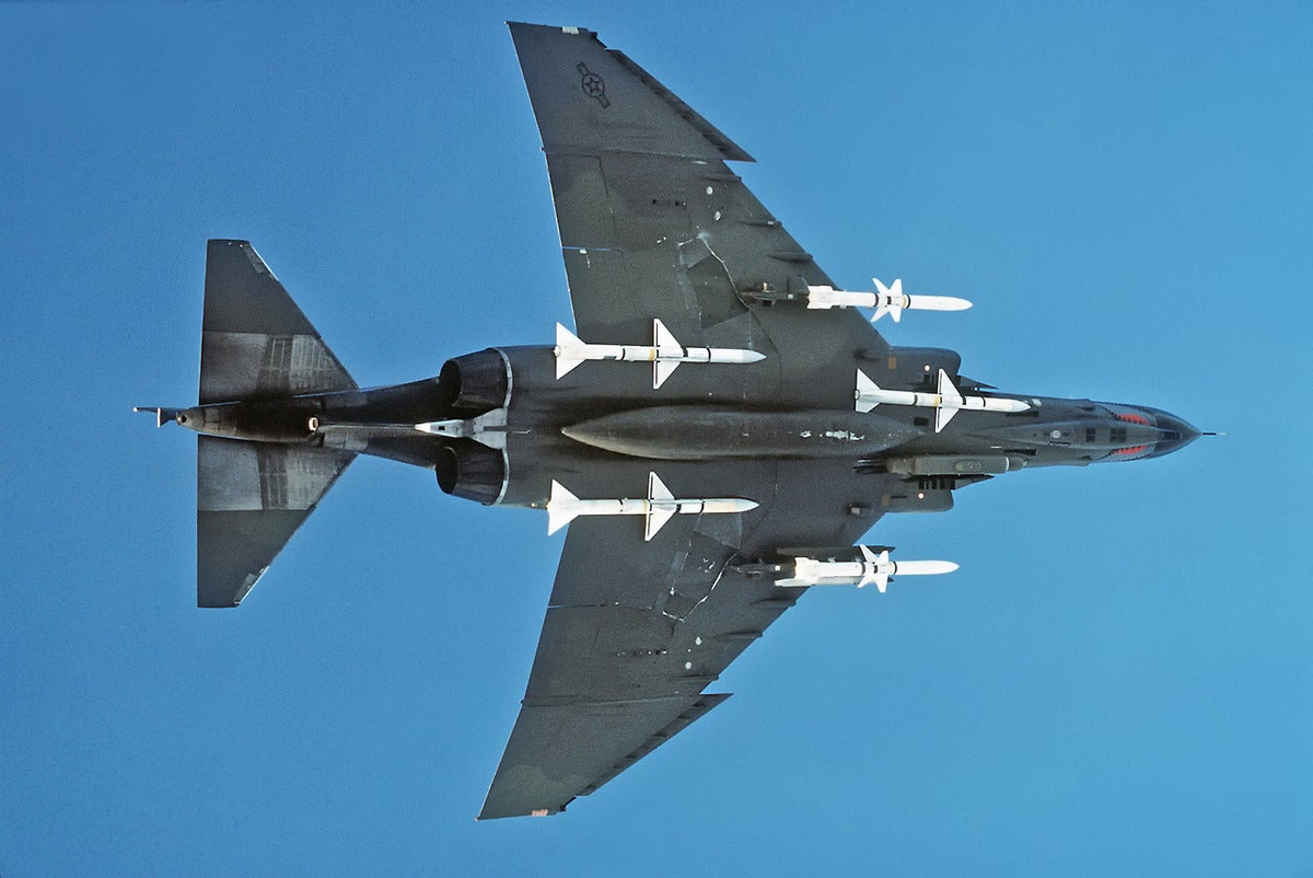 Ngoài ra, thống kê cho thấy 45% tên lửa AIM-7 Sparrow và 37% AIM-9 Sidewinder bị gặp lỗi khi phóng hoặc khi khóa mục tiêu. Vì thế xác suất diệt mục tiêu của 2 tên lửa này chỉ là 8% và 16%, tỉ lệ khá nghèo nàn. Tên lửa AIM-4 Falcon thậm chí còn có tỉ lệ % tồi tệ hơn.