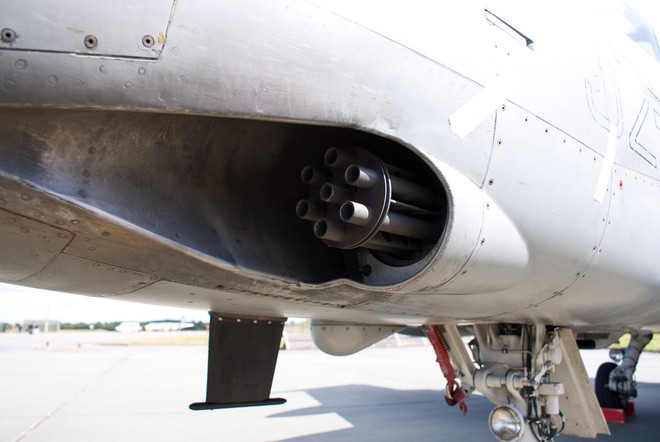 Tuy nhiên, do không được trang bị pháo, nên F-4 rất bất lợi khi chiến đấu ở tầm gần. Mãi đến phiên bản F-4C mới bắt đầu được trang bị pháo 20mm M61 Vulcan xoay nòng.