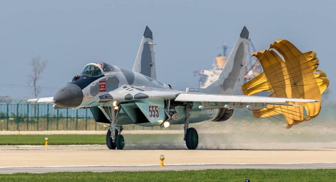 Những chiếc MiG-29 do Triều Tiên sản xuất được đánh giá cao và vượt trội so với các phiên bản mà Liên Xô xuất khẩu. Và mặc cho những lệnh cấm vận của Liên Hợp Quốc đối với Triều Tiên, bằng cách nào đó Bình Nhưỡng vẫn có thể duy trì được phi đội không quân của mình.