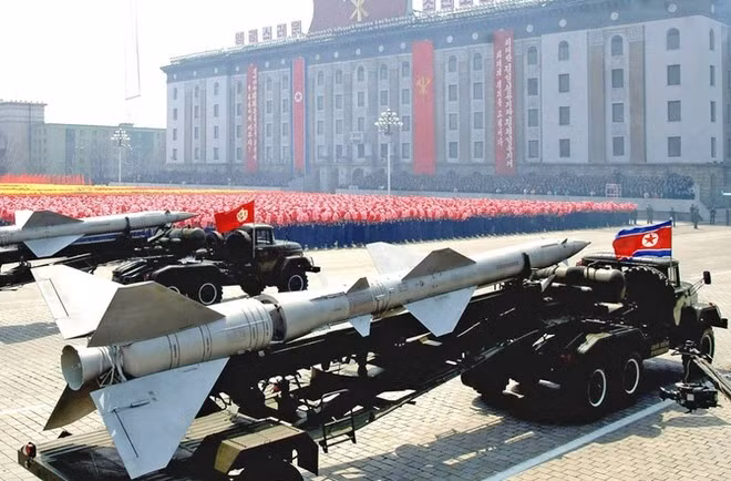 Vào những năm 1950 – 1960, để hỗ trợ cho đồng minh của mình trước các mối đe dọa từ không quân Mỹ, Liên Xô đã cung cấp cho Triều Tiên hệ thống tên lửa đất đối không S-75 Berkut hiện đại bậc nhất lúc bấy giờ, những tên lửa này chỉ được Liên Xô sử dụng để bảo vệ Moscow.