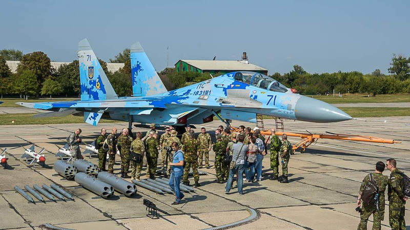Su-27 cho đến nay vẫn được đánh giá là tài sản tác chiến trên không đáng gờm nhất trong biên chế Ukraine và ước tính nước này có khoảng 35 chiếc đang hoạt động trước khi Nga bắt đầu các chiến dịch quân sự vào ngày 24/2.