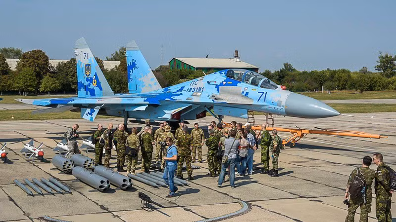 Su-27 cho đến nay vẫn được đánh giá là tài sản tác chiến trên không đáng gờm nhất trong biên chế Ukraine và ước tính nước này có khoảng 35 chiếc đang hoạt động trước khi Nga bắt đầu các chiến dịch quân sự vào ngày 24/2.