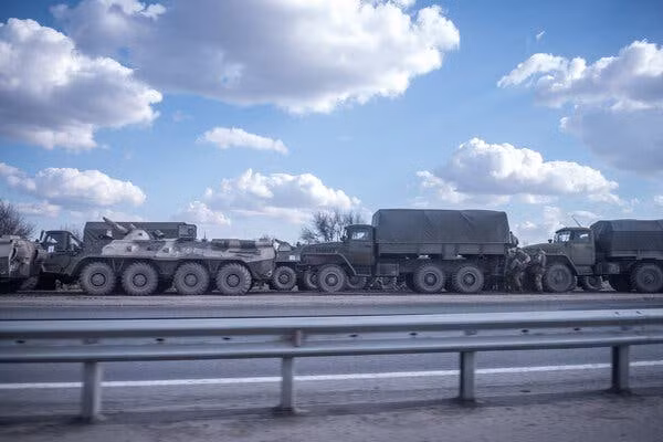 Nga đã tăng cường triển khai quân sự tới các khu vực biên giới phía Tây của đất nước và đối mặt với NATO cũng như Ukraine trong vài tháng qua. Đồng thời Nga cũng triển khai lực lượng trên các căn cứ nước láng giềng Belarus và căn cứ không quân Khmeimim ở Syria, nơi đối mặt với các vị trí của NATO trên Biển Địa Trung Hải.