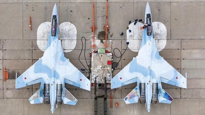 Máy bay Su-35S đặc biệt được đánh giá cao nhờ khả năng cơ động cao ở mọi tốc độ, độ bền rất cao được đánh giá vượt xa so với các dòng máy bay đối thủ phương Tây. Bên cạnh đó, Su-35S còn được tăng sức mạnh nhờ bộ cảm biến hiện đại, bộ tác chiến điện tử Khibny-M và tên lửa tầm xa.