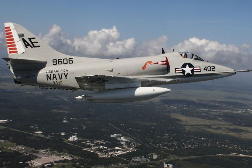 A-4 Skyhawk có kích thước 13m, được trang bị động cơ tuốc bin phản lực Pratt &amp; Whitney J52-P-6A với tốc độ tối đa 1.100km/h, có tầm hoạt động 1.900km và được trang bị pháo Colt Mk12 20 mm pháo cùng một số tên lửa không đối không và không đối đất, bao gồm cả AIM-9 Sidewinders và bom.