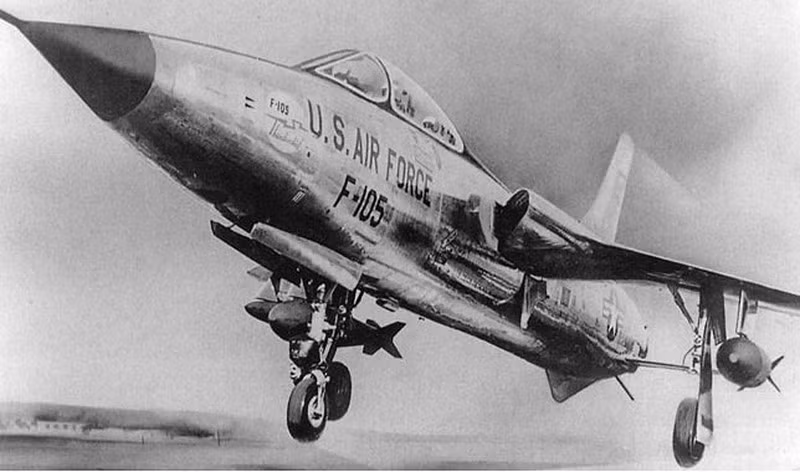 F-105 có chiều dài 19m, trang bị động cơ phản lực Pratt &amp; Whitney J75-P-19W cung cấp năng lượng cho nó đạt tốc độ tối đa 2.200 km/h và được trang bị pháo Gatling 6 nòng 20 mm M61A1 Vulcan, tên lửa LAU-32/LAU-59, cùng một số tên lửa và bom không đối đất, không đối đất khác.