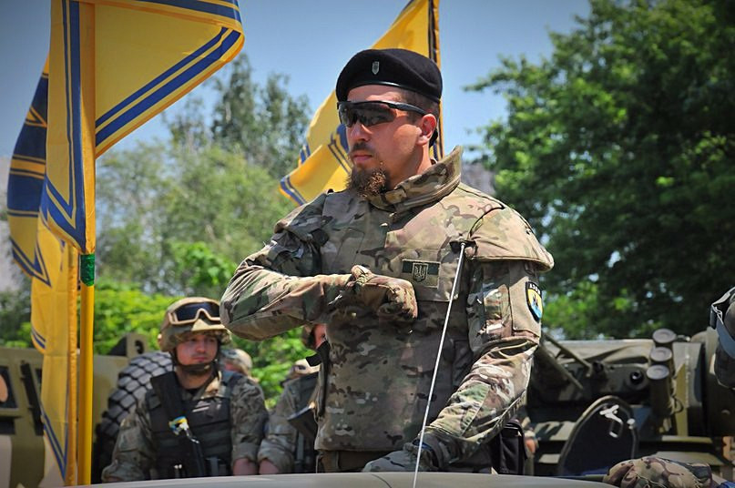 Sau khi chiến dịch quân sự đặc biệt của Nga bắt đầu, quân đội chính phủ Ukraine ngày càng mất chỗ đứng, mặc dù Tiểu đoàn Azov cũng tham chiến chống quân đội Nga, nhưng về cơ bản Tiểu đoàn Azov không chấp hành mệnh lệnh mà hành động liều lĩnh trên chiến trường, thậm chí còn công khai tấn công quân đội Ukraine.