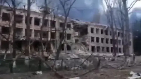 Kể từ đó, mâu thuẫn giữa Tiểu đoàn Azov và quân đội chính phủ Ukraine về cơ bản không thể hòa giải. Sau đợt tấn công đầu tiên của Tiểu đoàn Azov, quân đội chính phủ Ukraine đã phóng tên lửa đạn đạo chiến thuật "Tochka" vào sở chỉ huy tiểu đoàn này để trừng phạt, giết chết hơn 20 thành viên Tiểu đoàn Azov và phá hủy hơn 10 phương tiện chiến đấu.