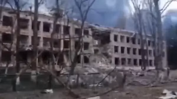 Kể từ đó, mâu thuẫn giữa Tiểu đoàn Azov và quân đội chính phủ Ukraine về cơ bản không thể hòa giải. Sau đợt tấn công đầu tiên của Tiểu đoàn Azov, quân đội chính phủ Ukraine đã phóng tên lửa đạn đạo chiến thuật "Tochka" vào sở chỉ huy tiểu đoàn này để trừng phạt, giết chết hơn 20 thành viên Tiểu đoàn Azov và phá hủy hơn 10 phương tiện chiến đấu.