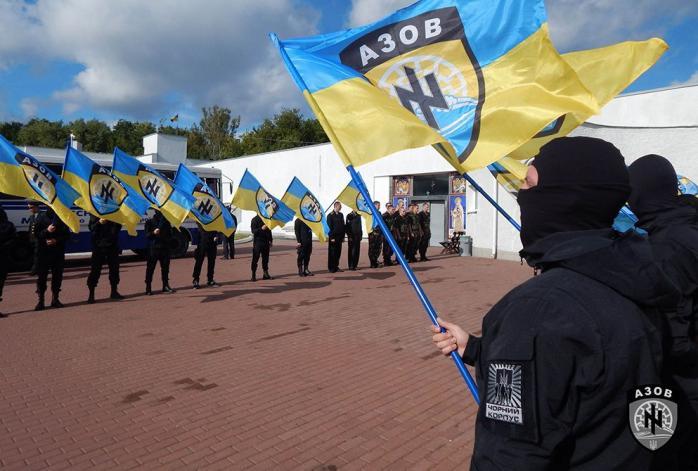 Đồng thời, tổ chức “tân phát xít” này không do chính phủ Ukraine kiểm soát, Bộ Quốc phòng Ukraine dù đã nhiều lần tìm cách hợp nhất và kiểm soát lực lượng này nhưng sự ràng buộc vẫn còn rất hạn chế.