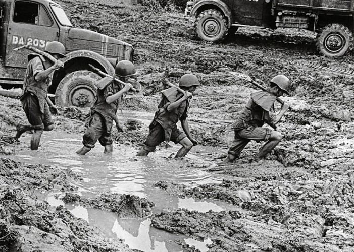 Ở các vùng bùn nước nhiều, không thể dùng máy phát hiện địa chấn, quân đội Mỹ dùng máy phát hiện thâm nhập EMID (Electro-Magnetic Intrusion Detector) hoạt động theo nguyên tắc phát hiện nhiễu loạn cường độ sóng phản xạ. Tuy nhiên trên thực tế hầu như người ta không phát hiện thấy sử dụng loại máy này.