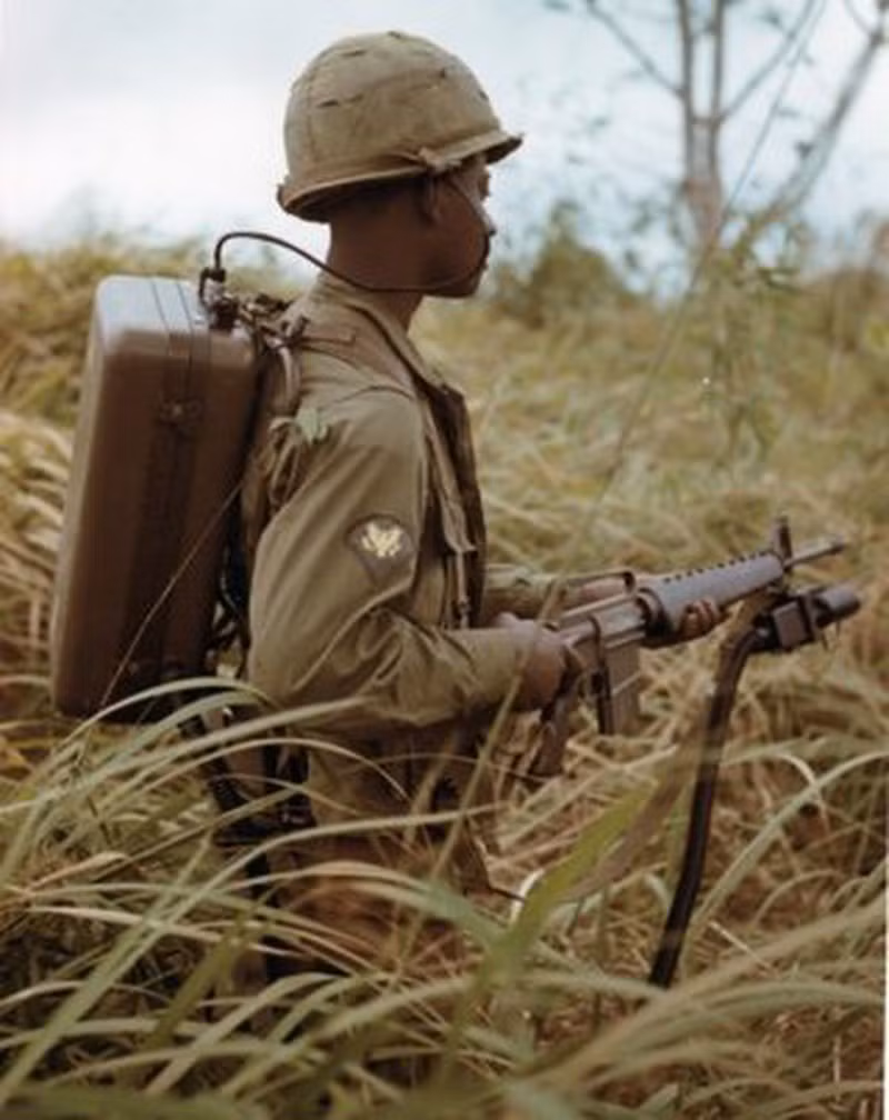 Cùng với các máy phát hiện, hệ thống còn có các máy thu (hiển thị kết quả phát hiện) xách tay dùng cho các hoạt động chiến thuật, các trạm chuyển tiếp sóng vô tuyến điện có và không người trông coi, các trạm thu ghi và phân tích kết quả phát hiện để có tin tình báo cấp chiến trường.