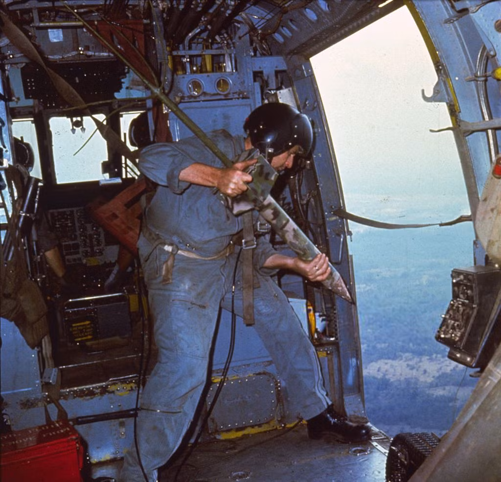 Ngoài các máy phát hiện địa chấn thả từ máy bay còn có các máy có tính năng tương tự do binh lính triển khai, thường dùng trong các hoạt động chiến thuật phục vụ canh phòng hay phục kích.