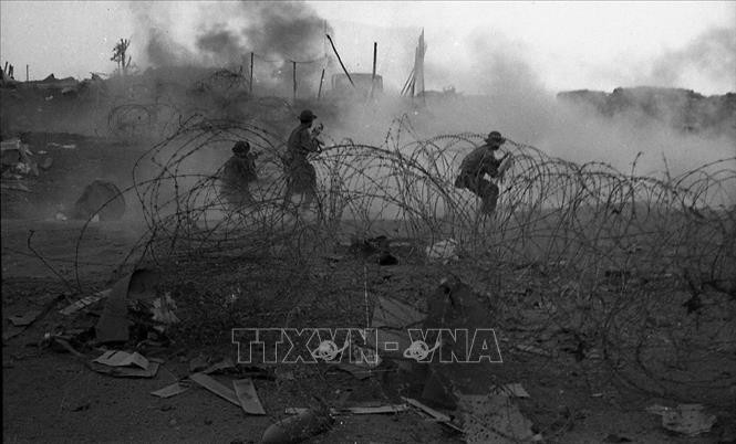 Sau khi nắm rõ phương thức hoạt động của hàng rào, dân quân du kích, bộ đội địa phương đã nghĩ ra cách bắt cóc, nhái, chuột… bỏ vào các ống tre, treo lên hàng rào, cây cối cạnh các máy móc trên để đánh lừa địch. Bằng phương pháp đơn giản này, không ngờ tuyến hàng rào được địch công phu đầu tư, xây dựng hiện đại bấy giờ đã bị vô hiệu hóa.