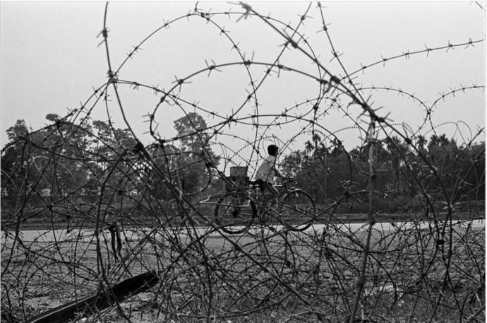 Hàng rào điện tử McNamara được quyết định xây dựng từ tháng 6/1966 dưới sự chỉ đạo trực tiếp của bộ trưởng quốc phòng Mĩ Robert McNamara, bao gồm hệ thống 17 căn cứ quân sự, kết hợp với hệ thống vật cản (hàng rào dây thép gai, bãi mìn...).