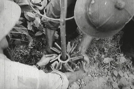 Tuy nhiên, khó khăn nhất không phải là hàng rào gai kẽm bùng nhùng với hàng chục lớp, mà các thiết bị điện tử phát hiện thâm nhập, như ra đa, máy cảm ứng âm thanh, cảm ứng địa chấn…, được bố trí liên hoàn trong khu vực, khiến việc tiếp cận mục tiêu rất khó khăn.