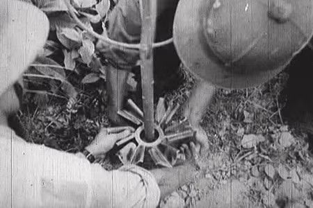 Tuy nhiên, khó khăn nhất không phải là hàng rào gai kẽm bùng nhùng với hàng chục lớp, mà các thiết bị điện tử phát hiện thâm nhập, như ra đa, máy cảm ứng âm thanh, cảm ứng địa chấn…, được bố trí liên hoàn trong khu vực, khiến việc tiếp cận mục tiêu rất khó khăn.