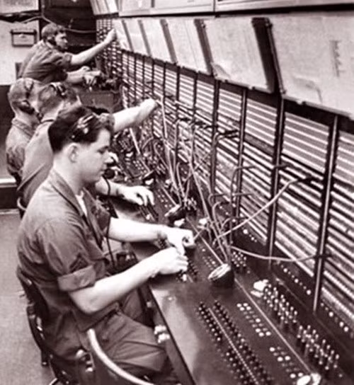 Một Trung tâm cảnh giới xâm nhập (ISC) đặt tại căn cứ không quân Mỹ tại Nakhon Phanom, Thái Lan với diện tích 18.500 mét vuông, được trang bị máy tính IBM 360-65 thuộc loại hiện đại nhất khi đó làm nhiệm vụ thu nhận, lưu trữ và xử lý dữ liệu nhận được từ các máy phát hiện.