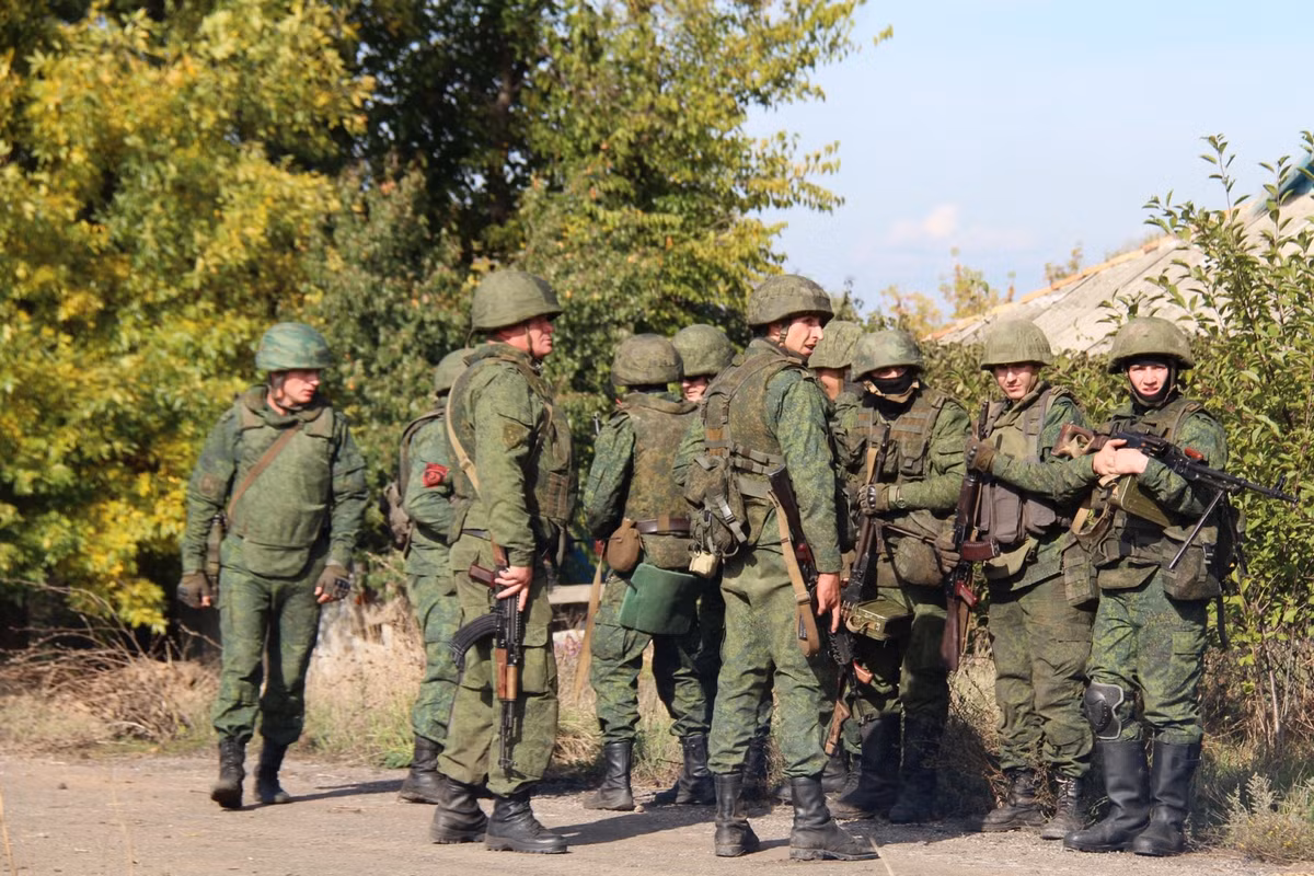 Đồng thời, tác chiến ở hai bên sườn giáp với lực lượng dân quân Donbass, lực lượng vũ trang Nga cũng đã kiểm soát các khu định cư Verkhnyaya Krinitsa, Komsomolskoye, Chistopolye, Novopoltavka, Kamysh, Zarya, Truzhnevo.