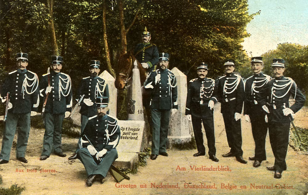 Sau khi Napoléon thất bại trong cuộc viễn chinh khắp châu Âu vào năm 1815 thì biên giới giữa các quốc gia châu Âu được thiết lập lại. Biên giới giữa Vương quốc Phổ và Vương quốc Hà Lan cũng không phải là ngoại lệ. Khi đó khu vực xung quanh làng Kelmis (thuộc Moresnet) là khu vực mà cả Phổ và Hà Lan đang tranh chấp do ở đó có một mỏ kẽm.