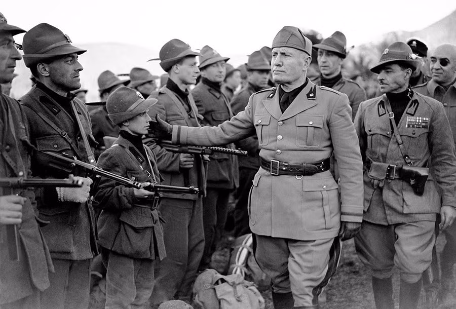 Mặc dù tuyên bố Rome là thủ đô và miền bắc nước Ý là lãnh thổ của mình, nhưng quốc gia này chỉ thực sự tập trung quanh thị trấn nhỏ Salò, gần Hồ Garda và phía đông Milan. Chế độ ọp ẹp này chấm dứt vào năm 1945 khi lực lượng Đồng minh tiến vào giải phóng hoàn toàn nước Ý.