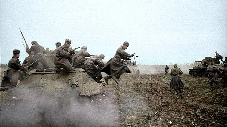 Quân đoàn cơ giới số 5 của Liên Xô có một sư đoàn cơ giới và hai sư đoàn xe tăng. Tổng cộng có 927 xe tăng trong biên chế quân đoàn. Hỗ trợ cho các hoạt động của Quân đoàn 5 là các trung đoàn Pháo binh 467 và 587.