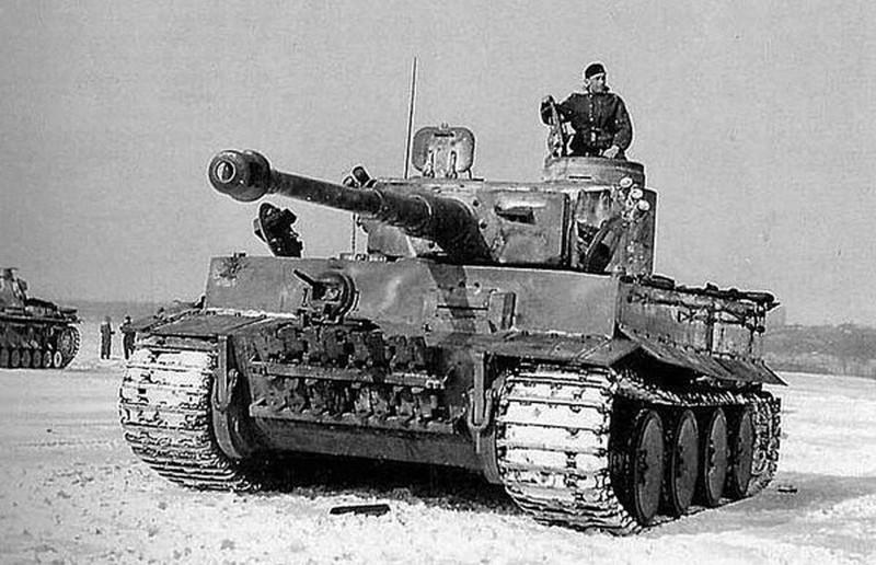 Đầu tháng 7/1941, tình hình mặt trận đối với quân đội Liên Xô rất nguy cấp. Sau khi chiếm được thành phố Minsk và đánh bại các lực lượng chính của Phương diện quân Tây, quân Đức bắt đầu tiến về phía sông Dnepr và bờ tây sông Dvina.