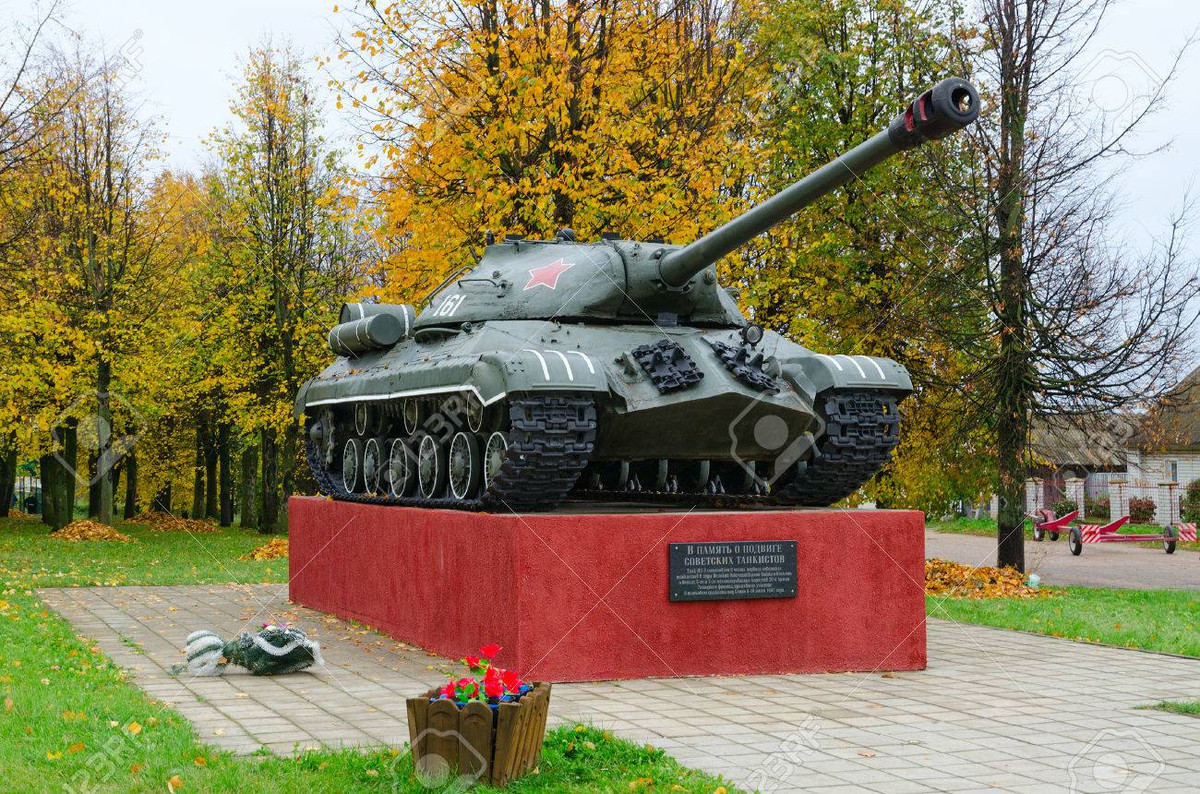 Năm 2011, để vinh danh trận chiến này, một tượng đài xe tăng IS-3 đã được dựng lên ở thành phố Senno. Ngoài ra, một tấm biển tưởng niệm nằm trên đường cao tốc Beshenkovichi băng qua sông Chernogostnitsa, gần làng Sinegorje. Nguồn ảnh: Warhistory.