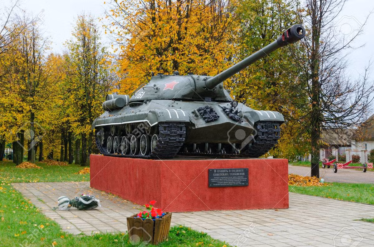 Năm 2011, để vinh danh trận chiến này, một tượng đài xe tăng IS-3 đã được dựng lên ở thành phố Senno. Ngoài ra, một tấm biển tưởng niệm nằm trên đường cao tốc Beshenkovichi băng qua sông Chernogostnitsa, gần làng Sinegorje. Nguồn ảnh: Warhistory.