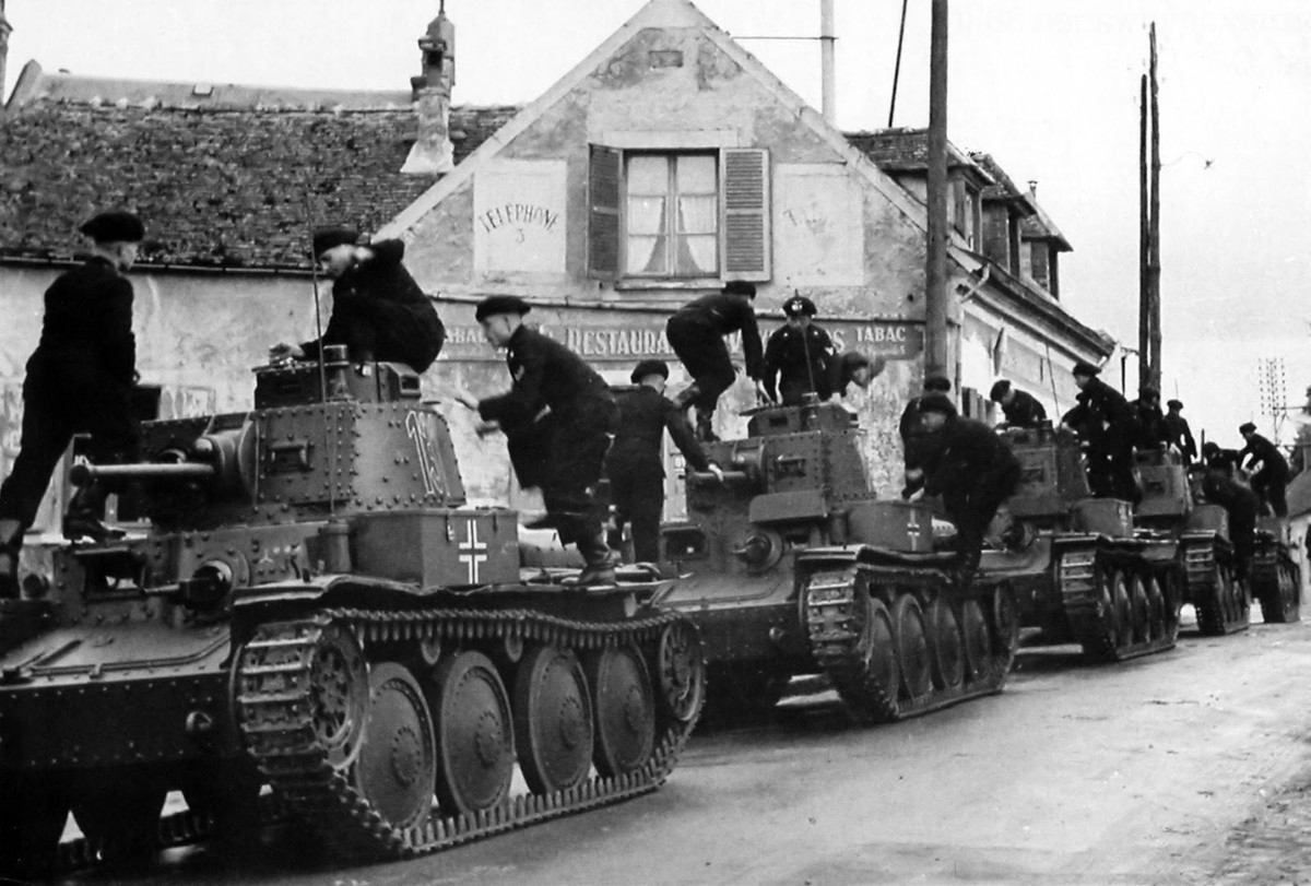 Để kiểm soát đầu cầu Dvina-Dnepr, đội hình tấn công của Lục quân Đức (Wehrmacht) đã tiến hành các cuộc tấn công theo hai hướng chính. Theo hướng thành phố Vitebsk là Quân đoàn cơ giới 39 từ Tập đoàn thiết giáp số 3 do Đại tá Đức Goth chỉ huy. Sư đoàn thiết giáp số 7 đi đầu đã đánh chiếm thị trấn Lepel vào ngày 4/7 và tiếp tục tiến về phía đông.