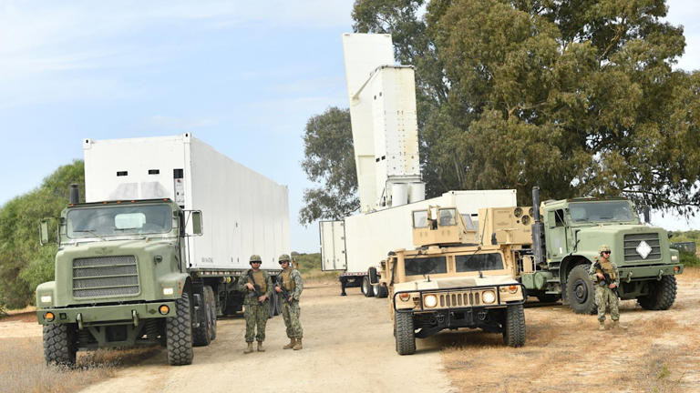 Bat ngo: My dua he thong ten lua tren tau chien len xe container