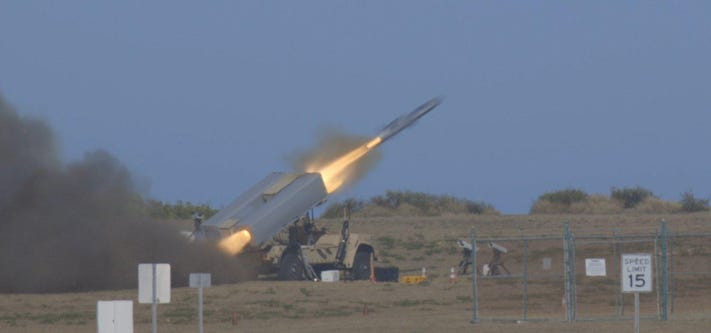 Lực lượng lục quân và thủy quân lục chiến cũng rất quan tâm đến việc mua các hệ thống tên lửa đất đối đất mới có khả năng tác chiến cao hơn. Những khả năng này đặc biệt quan trọng đối với các hoạt động trong tương lai mà lực lượng thủy quân lục chiến Mỹ đang trong quá trình hoàn thiện hiện nay.