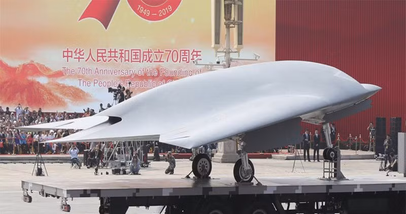 Tập đoàn Công nghiệp Hàng không Trung Quốc (AVIC), nhà sản xuất máy bay không người lái chia sẻ với Global Times trong một tuyên bố rằng, GJ-11 là một UAV chiến đấu cánh bay tiên tiến với khả năng tàng hình, thâm nhập và tấn công chính xác mạnh mẽ. 