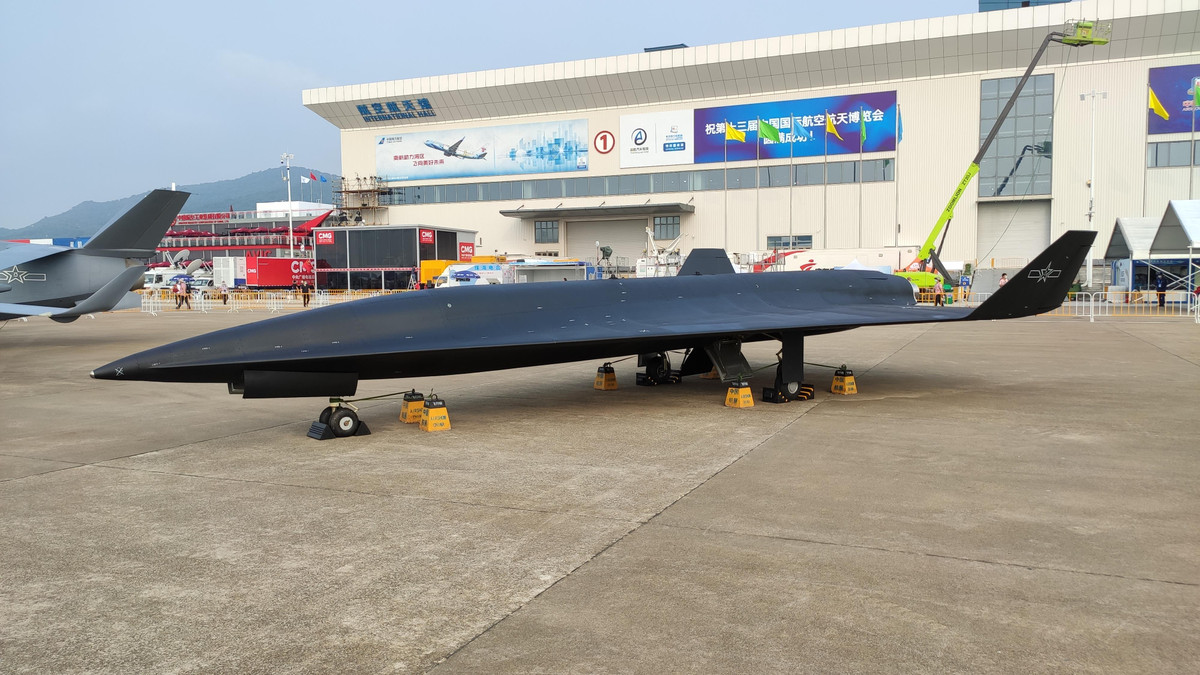 Các máy bay không người lái được trưng bày bên ngoài hội trường có lớp phủ từ màu xám nhạt đến tối. Các mẫu máy bay này là GJ-11, WZ-7 và WZ-8, đồng thời AVIC đang gửi tín hiệu với các đối thủ rằng Trung Quốc có các loại máy bay không người lái khác nhau với mọi phạm vi độ cao.