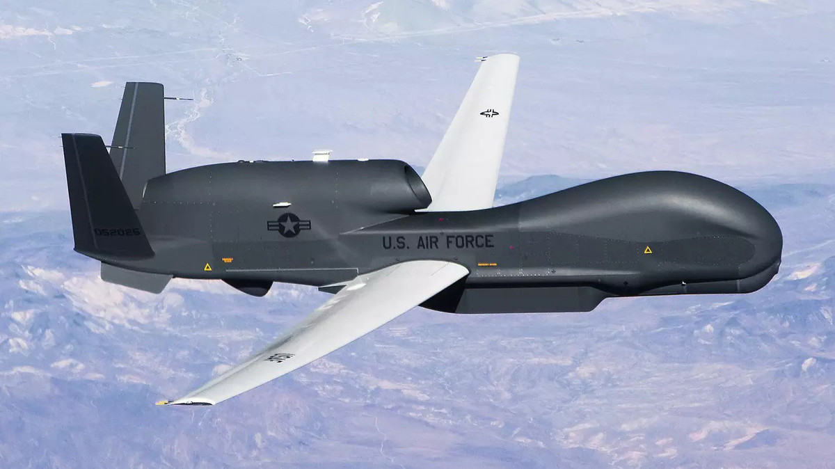 Máy bay không người lái đầu tiên có khả năng như vậy trên thế giới là Global Hawk do Mỹ sản xuất, có thể bay hơn 10.000 km. Một số chuyên gia quân sự Trung Quốc trong lĩnh vực hàng không cho biết thêm, so với Global Hawk, WZ-7 có một số ưu điểm riêng.