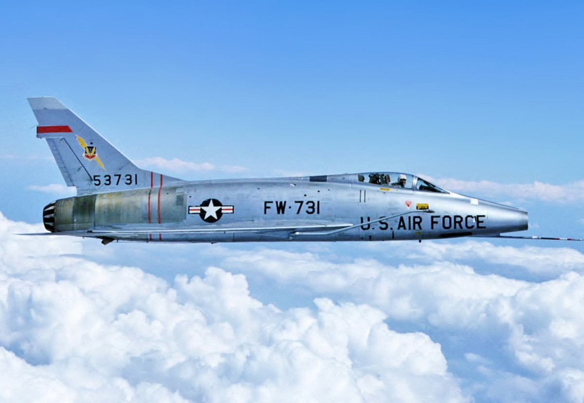 F-100 Super Sabre là một máy bay tiêm kích phản lực từng phục vụ trong không quân Mỹ (USAF) từ năm 1954 đến năm 1971 và trong biên chế của không lực Vệ binh Quốc gia Mỹ (ANG) cho đến năm 1979. F-100 là chiếc máy bay chiến đấu phản lực đầu tiên của Mỹ có khả năng bay siêu thanh.